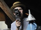 Hugo Vostal natáčí film na starou analogovou kameru.