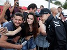 Valtteri Bottas se fotí s fanoušky před tréninkem na Velkou cenu Itálie formule...