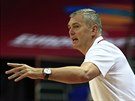 Trenér lotyšských basketbalistů Ainars Bagatskis diriguje svůj tým.