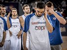 eský basketbalista Tomá Satoranský se svými spoluhrái polyká zklamání po...