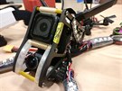 Mittnerv závodní dron se dvma kamerami - jedna pro pohled pilota v reálném...