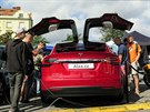 Luxusní elektromobil Tesla byl vdným objektem fotek a zvdavých dotek. K...
