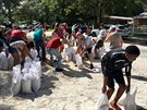 Obyvatelé msta St. Petersburg na Florid pipravují pytle s pískem kvli...