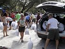 Obyvatelé msta St. Petersburg na Florid pipravují pytle s pískem kvli...