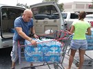 Lidé v Tamp na Florid se pipravují na hurikán Irma. (5. záí 2017)