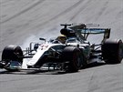 Lewis Hamilton ze stáje Mercedes na trati Velké ceny Itálie formule 1.