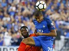 Francouzský útoník Kylian Mbappé (v modrém) peskoil Timothyho Fosu-Mensaha z...