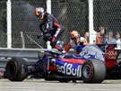 Carlos Sainz Jr. ze stáje Toro Rosso vyskakuje ze svého vozu bhem trénink v...