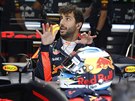 Daniel Ricciardo ze stáje Red Bull dolauje svj vz v boxech.