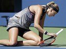 Petra Kvitová se zvedá z kurtu bhem utkání tetího kola US Open.