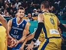 eský basketbalista Luká Palyza (v modrém) útoí na rumunský ko, brání ho...