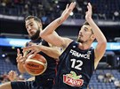 Francouztí basketbalisté Joffrey Lauvergne (vlevo) a Nando De Colo se srazili...