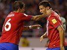 Cristian Gamboa (vlevo) a Daniel Colindres oslavují kostarický gól.