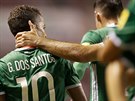 Mexický Giovani Dos Santos slaví se spoluhrái gól.