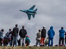 Návtvníci letecké pehlídky CIAF sledují ukázku ukrajinské stíhaky Su-27...