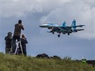 Nvtvnci leteck pehldky CIAF sleduj ukzku ukrajinsk sthaky Su-27...