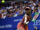 Americká tenistka Venus Williamsová trefuje bekhendovou ránu ve tvrtfinále US...
