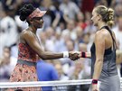 Hrdinky po bitv. Amerianka Venus Williamsová (vlevo) pijímá gratulaci od...