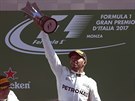 Lewis Hamilton slaví triumf na Velké cen Itálie.