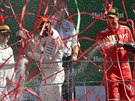 AMPÍKO. Lewis Hamilton (uprosted) mohutn slaví triumf na Velké cen Itálie,...