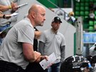Tren�r boleslavsk�ch hokejist� Patrik Augusta sleduje sv� sv��ence.