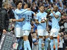 Gabriel Jesus (v modrém druhý zprava) z Manchesteru City odchází ze hit,...