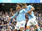 Leroy Sane z Manchesteru City (uprosted) slaví gól proti Liverpoolu, vlevo mu...