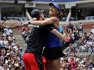 TO JE RADOSTI! výcarská tenistka Martina Hingisová (vpravo) vyhrála spolu s...
