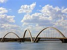 Ponte Juscelino Kubitschek se klene pes umlé jezero Paranoá nedaleko hlavního...