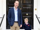 Princ William a princ George v Kensingtonském paláci ped odchodem do koly v...