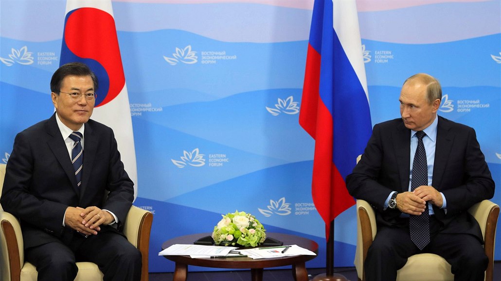 Jihokorejský prezident Mun �e-in a ruský prezident Vladimir Putin se setkali na...