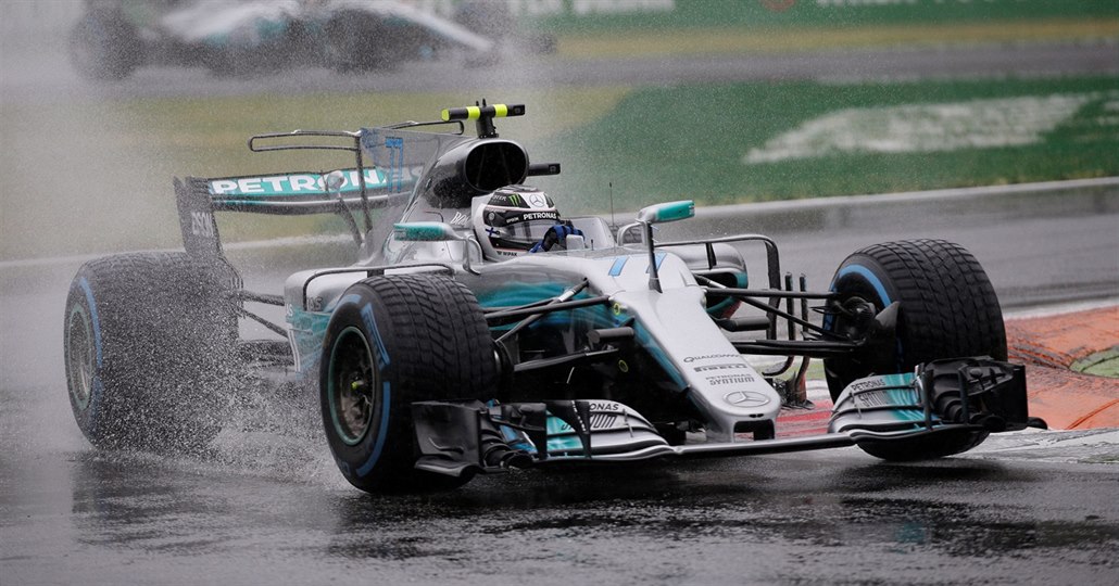 Lewis Hamilton s Mercedesem během kvalifikace v Monze