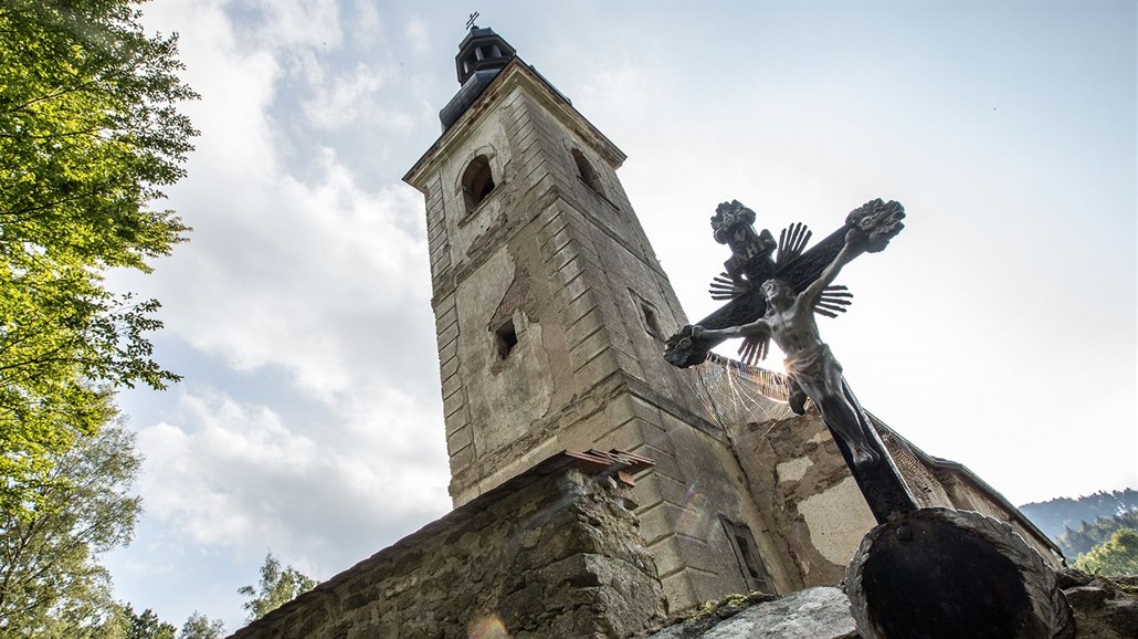 O zchátralý kostel v Klení na �eskokrumlovsku se starají nad�enci.