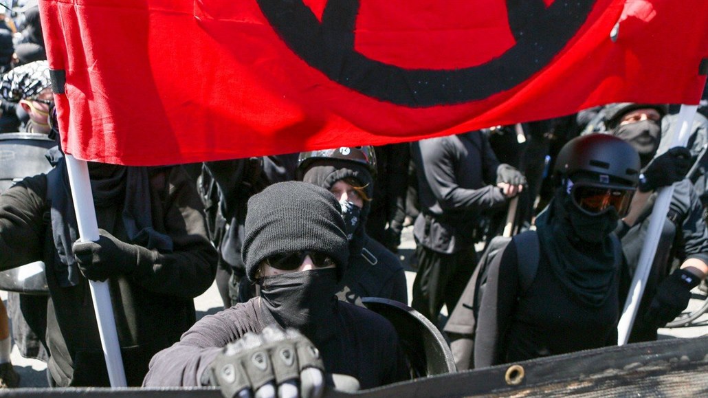Antifa�isté p�i protestu v kalifornském Berkeley (27. srpna 2017).