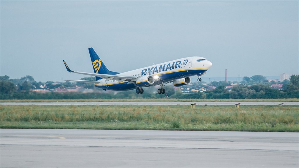 Ryanair kvůli problémům s letadly zrušil letní spoje Pardubice - Londýn -  iDNES.cz