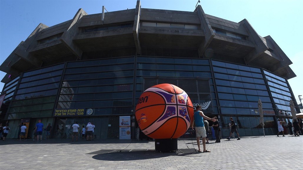 Zvětšenina oficiálního míče pro EuroBasket před halou v Tel Avivu.
