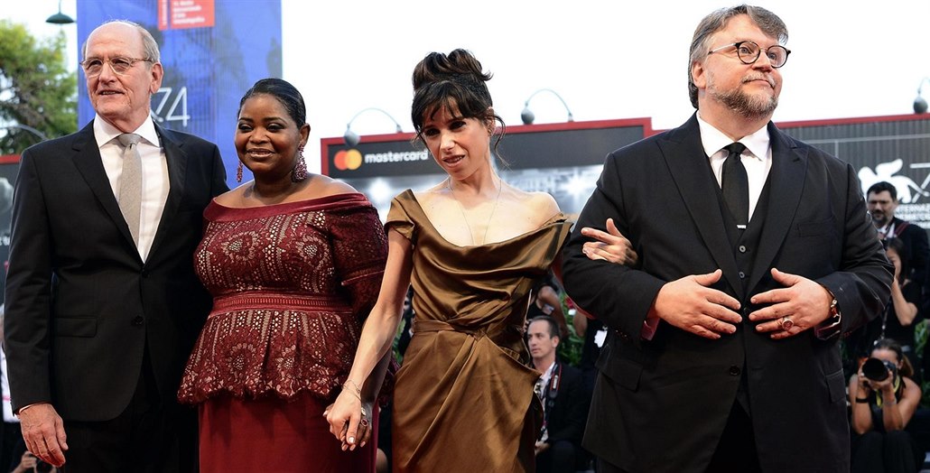 Zprava režisér vítězného filmu Guillermo Del Toro a jeho herci Sally...