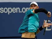 Jihoafrian Kevin Anderson sleduje, kam odehrl mek v semifinle US Open.