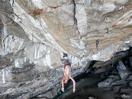 JAKO NETOPR. Adam Ondra odpov pi pelezu jeskyn ve Flatangeru.