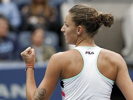 esk tenistka Karolna Plkov se raduje po zisku bodu proti Coco...
