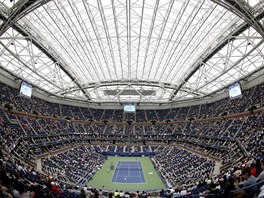 Pohled na stadion Arthura Ashe pi tvrtfinle ensk dvouhry na US Open.