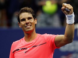 panlsk tenista Rafael Nadal slav postup do semifinle US Open pes Andreje...