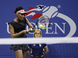 Amerianka Venus Williamsov hraje bekhendem v semifinle US Open.