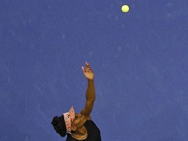 Amerianka Venus Williamsov servruje v semifinle US Open.