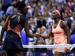 Amerianka Venus Williamsov gratuluje sv krajance Sloane Stephensov k...