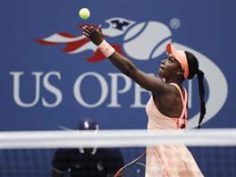 SERVIS: Amerianka Sloane Stephensov servruje ve finle US Open.