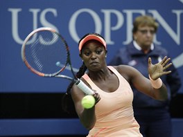 SOUSTEDN. Amerianka Sloane Stephensov trefuje mek ve finle US Open.