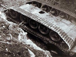Tank zřícený z mostu v Horní Polici vyfotografoval tehdy sedmadvacetiletý...
