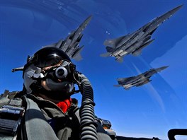 LETECKÁ MISE. Jihokorejské stíhaky F-15 spolen se dvma americkými...