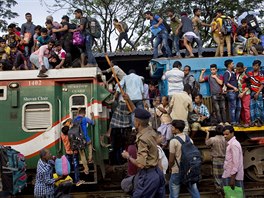 OBSAZENO. Bangladétí muslimové v Dháce lezou na stechu peplnného vlaku, aby...